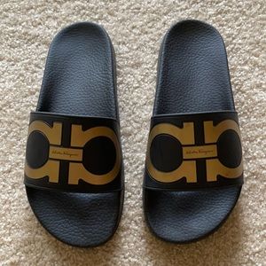 Salvatore Ferragamo Gancini pool slides black/gold